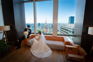 アンダーズ東京でポーズ写真を撮る新郎新婦