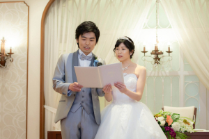 アンフェリシオンで結婚式を挙げる新郎新婦