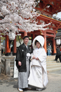 生田神社で記念写真を撮る新郎新婦