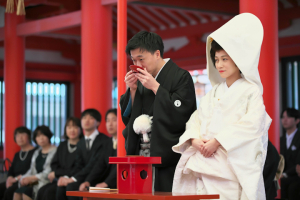 生田神社で三々の儀を行う新郎新婦