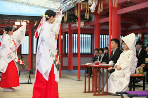 生田神社の結婚式で巫女舞を見る新郎新婦