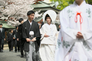 生田神社での結婚式が終わりホッとする新郎新婦