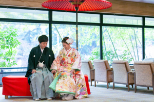 生田神社の館内で記念写真を撮る新郎新婦