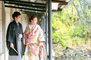 生田神社の館内で記念写真を撮る新郎新婦