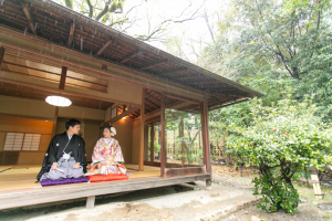 生田神社の館内で記念写真を撮る新郎新婦