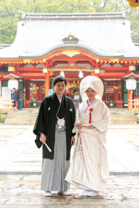 生田神社で記念写真を撮る新郎新婦