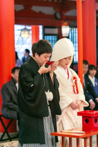 生田神社で三々の儀を行う新郎新婦