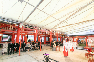 生田神社で結婚式をする新郎新婦