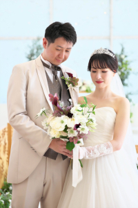 mitteの結婚式でポーズ写真を撮る新郎新婦