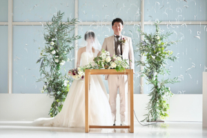 mitteの結婚式場でポーズ写真を撮る新郎新婦