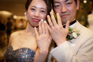 ニューオータニ幕張での披露宴後に写真を撮る新郎新婦