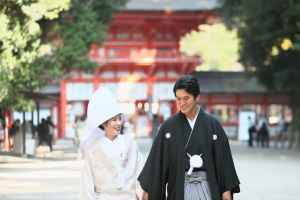 下鴨神社で記念撮影を撮る新郎新婦