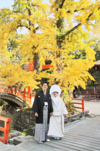 下鴨神社で記念撮影を撮る新郎新婦