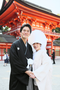 下鴨神社で記念撮影を撮る新郎新婦