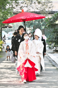 下鴨神社で参進する新郎新婦と参列者