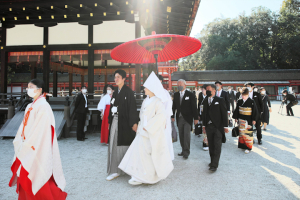 下鴨神社で参進する新郎新婦と参列者