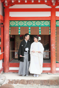 下鴨神社で記念撮影する新郎新婦