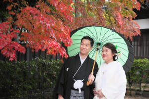 下鴨神社で記念撮影する新郎新婦