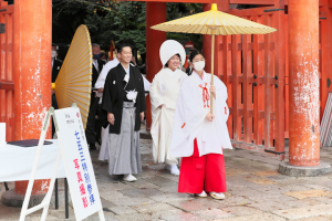 下鴨神での結婚式で参進する新郎新婦と参列者