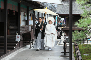 下鴨神での結婚式で参進する新郎新婦と参列者