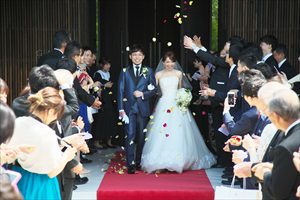 結婚式持ち込みカメラマンが撮影：フラワーシャワーの祝福をうける新郎新婦