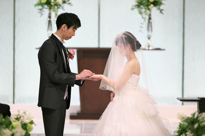 神戸メリケンパークオリエンタルホテルの結婚式で指輪を交換する新郎新婦