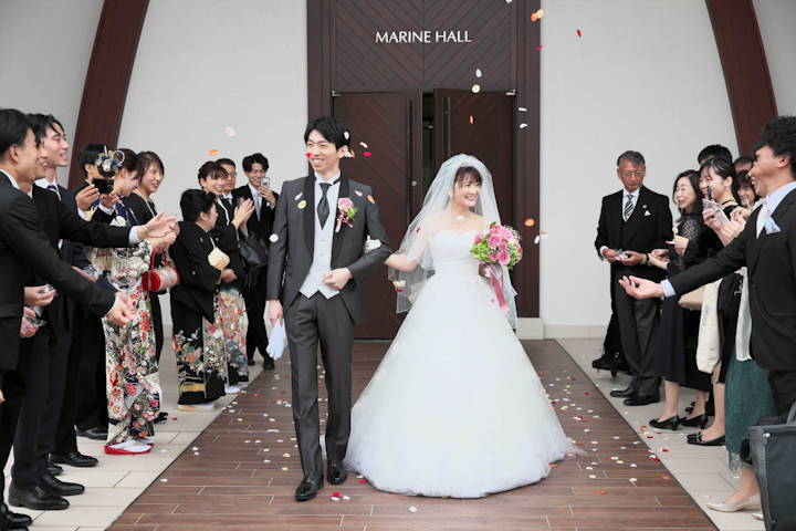 神戸メリケンパークオリエンタルホテルの結婚式で退場する新郎新婦