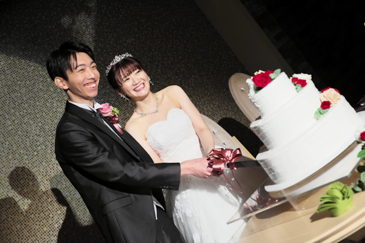神戸メリケンパークオリエンタルホテルの披露宴でケーキ入刀をする新郎新婦