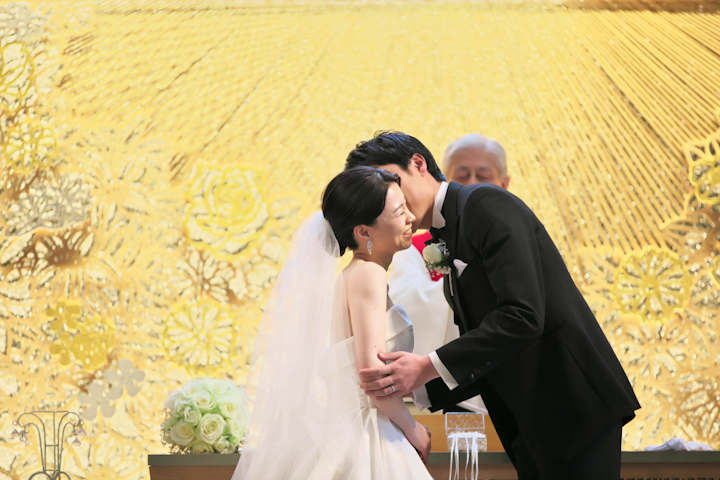 京都ブライトンホテルの結婚式でキスをする新郎新婦