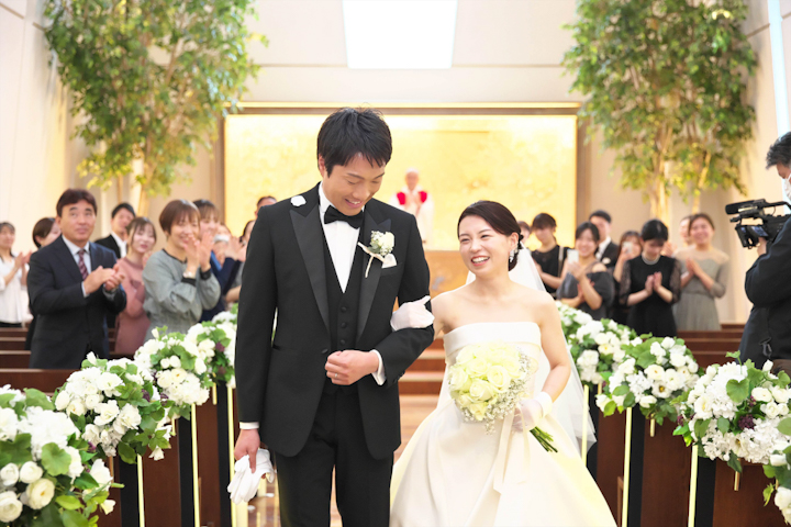 京都ブライトンホテルでの結婚式で退場する新郎新婦