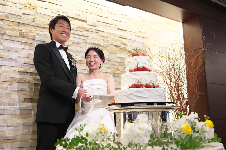 京都ブライトンホテルでの披露宴でケーキ入刀をする新郎新婦