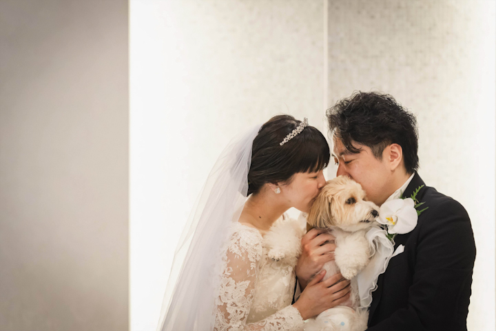 千里阪急ホテルで愛犬と写真を撮る新郎新婦