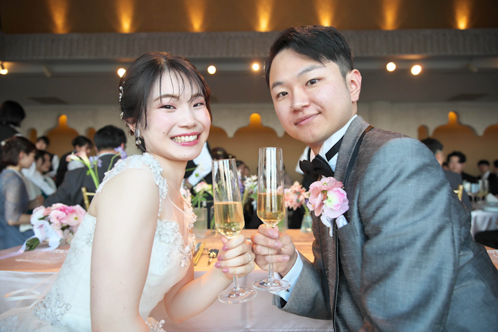 北野クラブソラで乾杯する新郎新婦