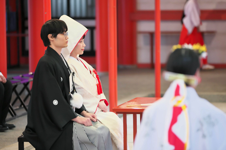 生田神社で神前式を挙げる新郎新婦