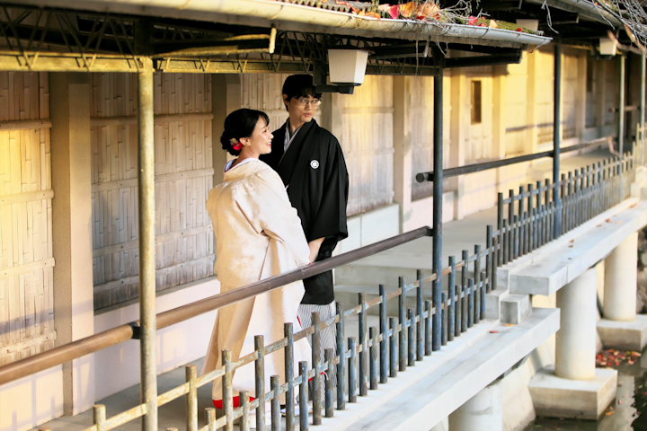 生田神社にて池を見つめる新郎新婦