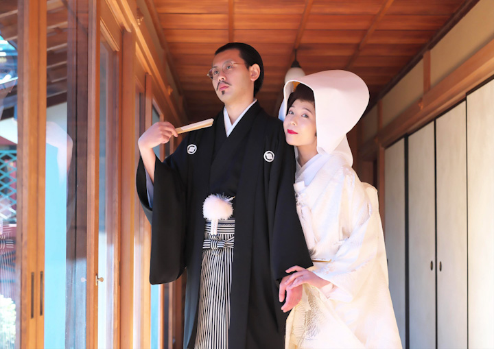 神前式前に根津神社の社務所の廊下でおどける新郎新婦