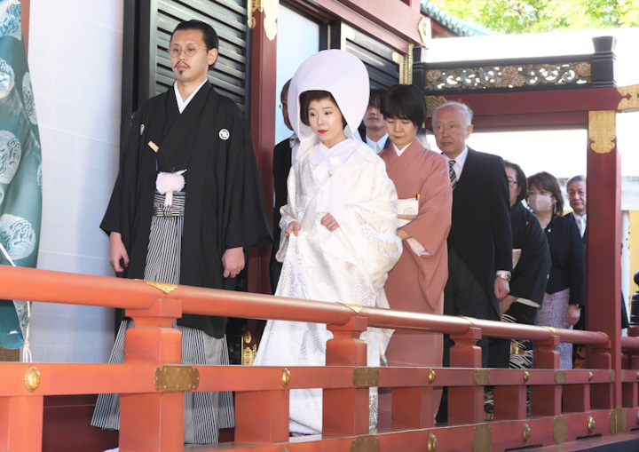 根津神社での神前式で入場する新郎新婦と親族